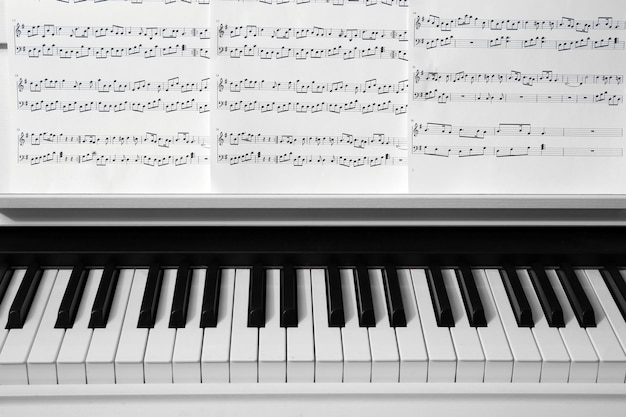 Piano avec des notes de musique se bouchent