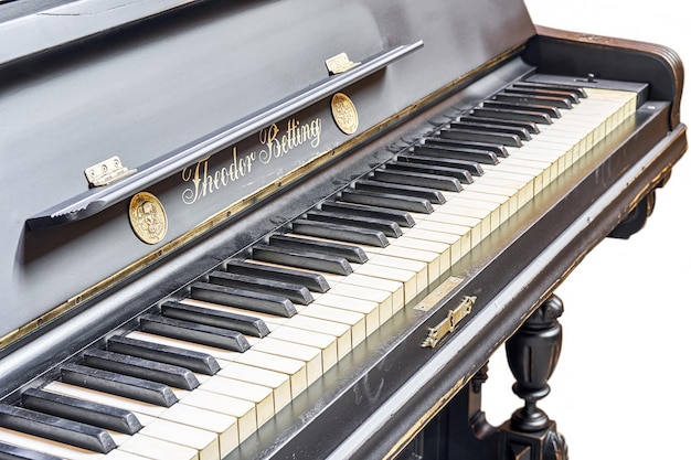 Piano ornemental antique à l'ancienne avec piliers sculptés après restauration