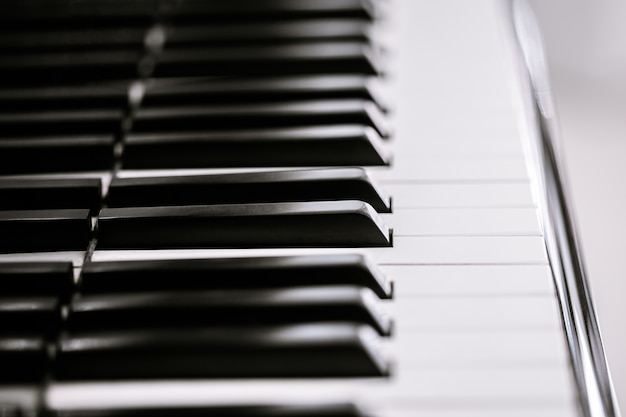 Piano et piano à clavier, instrument de musique. Clé noire et blanche. vue latérale de l'outil de musique instrument.