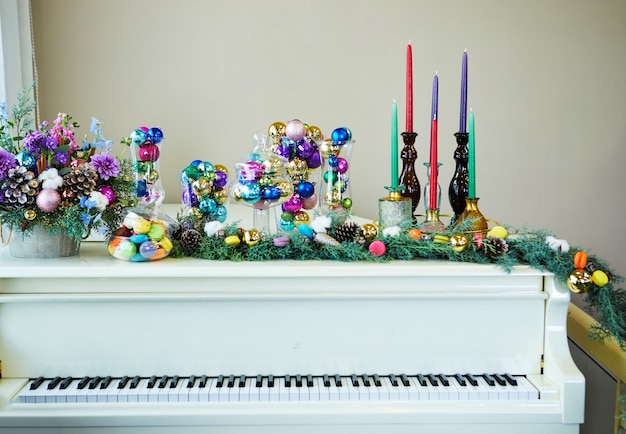 Piano à Queue Blanc Décoré Dans Le Style Du Nouvel An, Arbre De Noël, Jouets Et Boules De Noël, Bougies Et Macarons