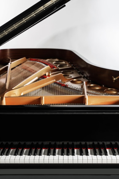 Piano à queue de luxe avec couvercle ouvert