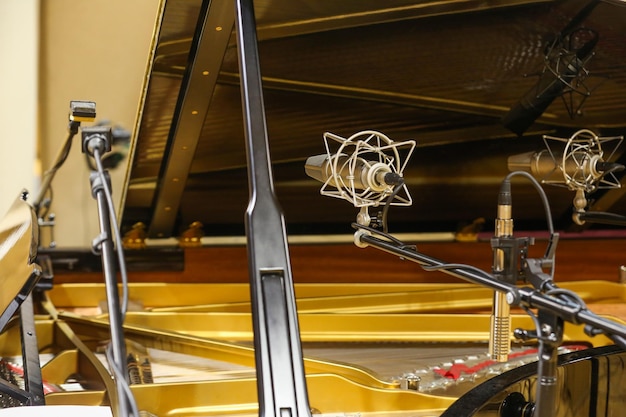 piano à queue ouvert avec microphone à l'intérieur