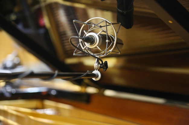 piano à queue ouvert avec microphone à l'intérieur