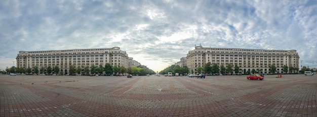 Piata Constitutiei, ou place du palais