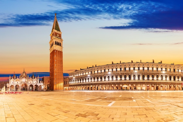 Piazza San Marco avec la basilique Saint-Marc au coucher du soleil à Venise, en Italie