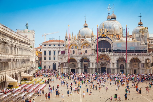 Piazza San Marco avec la Basilique de Saint Marc et le clocher du Campanile de Saint Marc (Campanile di San Marco) à Venise, Italie, 09 septembre 2015.