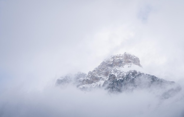 Pic alpin enneigé isolé enveloppé de nuages et de brouillard yoho n park canada