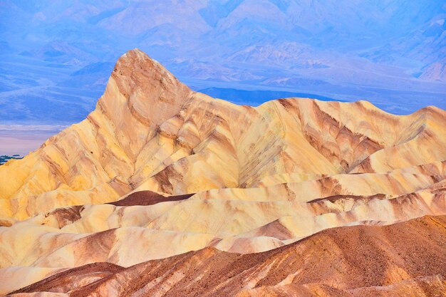 Photo pic de montagne colorée à zabriskie point à death valley