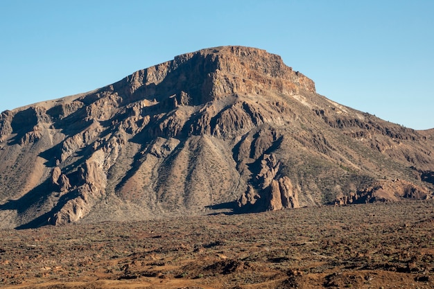 Photo pic de montagne solitaire avec un ciel dégagé sur fond