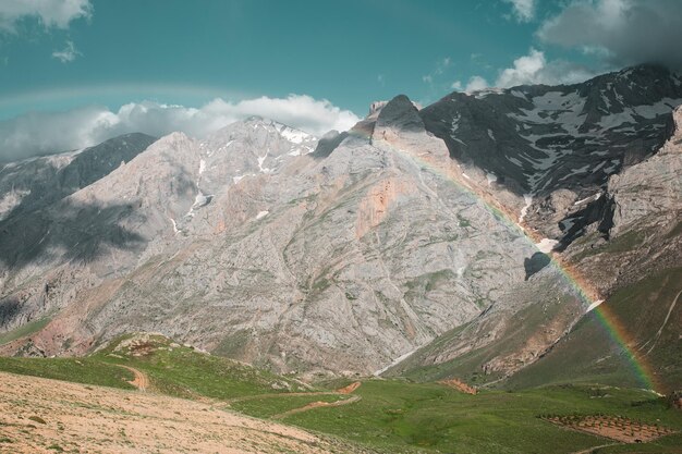 Pic nuageux des montagnes turques avec arc-en-ciel