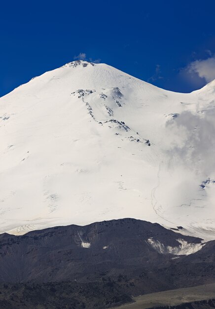 Le pic oriental du mont Elbrus est couvert de neige