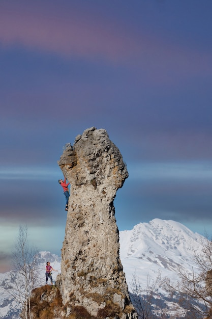 Pic rocheux avec quelques grimpeurs dans les cordes