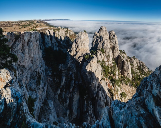 Photo pic rocheux remparts de montagne aipetri côte sud de la crimée