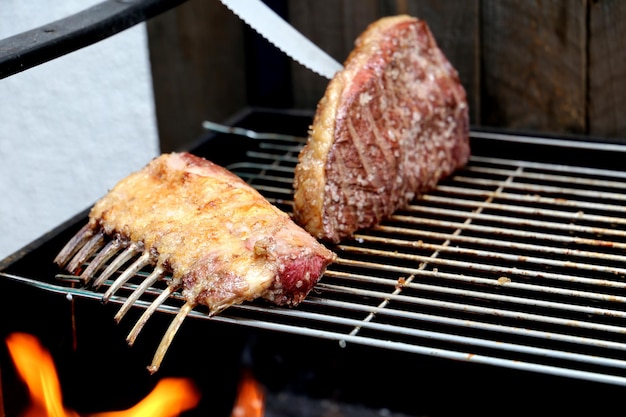 Picanha Beau morceau de picanha sur le grill grillant la graisse avec le feu