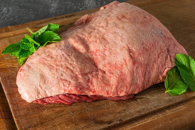 Picanha brésilien entier sur une planche à découper