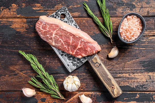 Picanha cru ou bifteck de haut de surlonge sur un couperet à viande