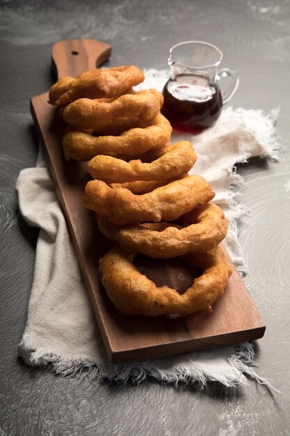 Picarones dessert traditionnel péruvien nourriture sucrée pâte frite avec du miel