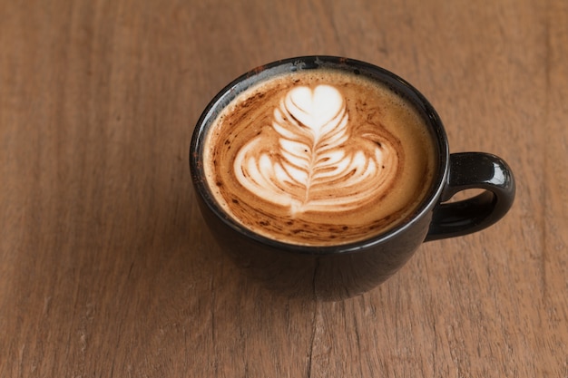 Piccolo Latte art dans une tasse en tête de belle art de coeur de lait