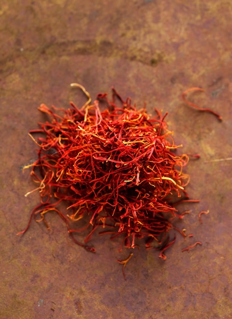 Épice Safran. Vue de dessus des épices au safran. Assaisonnements, condiments. Ingrédients de cuisine, saveur