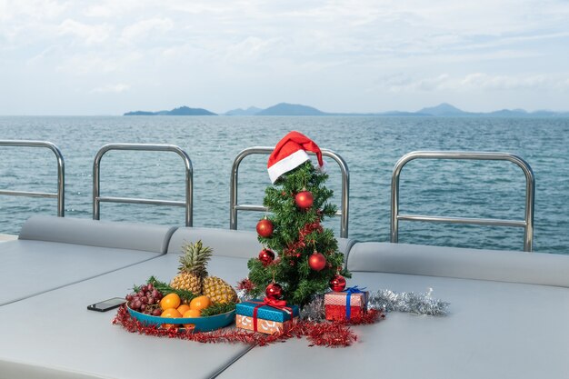 Épicéa décoré de jouets sur un yacht de luxe. Noël dans les pays tropicaux.