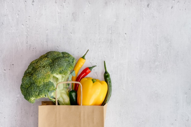 Épicerie dans un sac à provisions