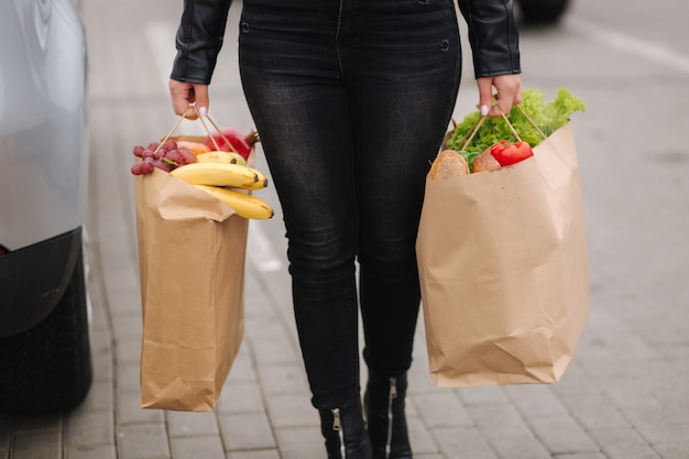 Épicerie d'un supermarché dans un emballage éco-artisanal