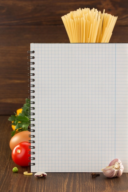 Épices alimentaires et livre de cuisine sur bois