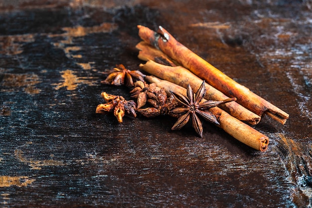 Épices à la cannelle et anis étoilé utilisées en cuisine