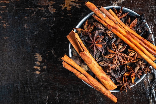 Épices à la cannelle et étoiles d&#39;anis dans un bol sur la table