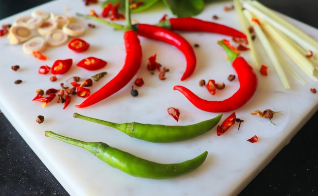 Épices chaudes, ingrédients pour la soupe thaïlandaise Tom Yum