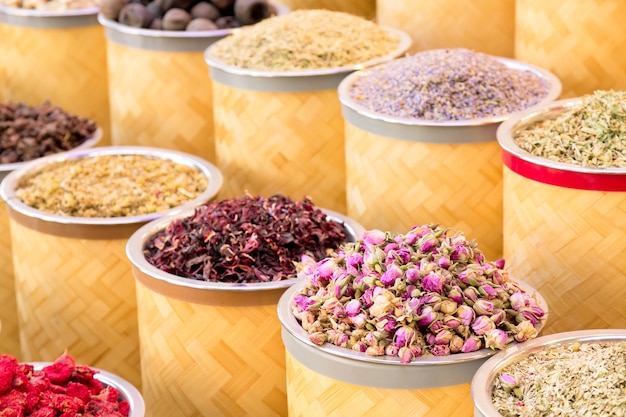 Épices colorées au marché de la rue arabe à Dubaï.