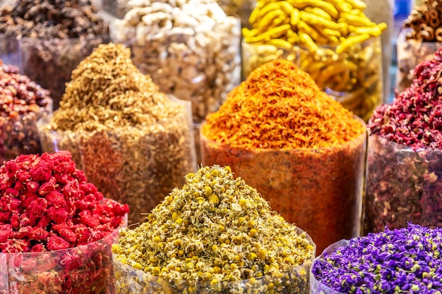 Épices colorées au marché de rue arabe. Souk aux épices de Dubaï aux Émirats arabes unis.