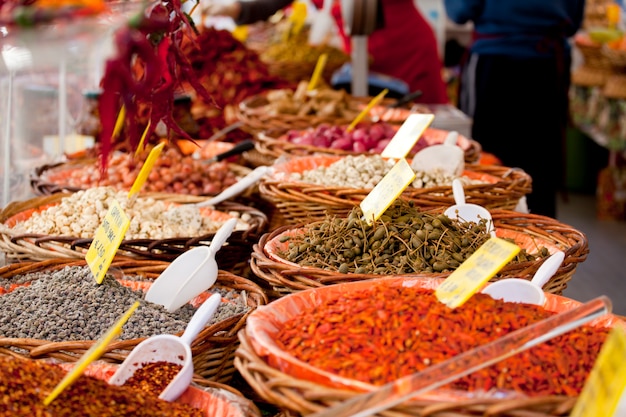 Épices dans un panier en osier dans le marché de rue