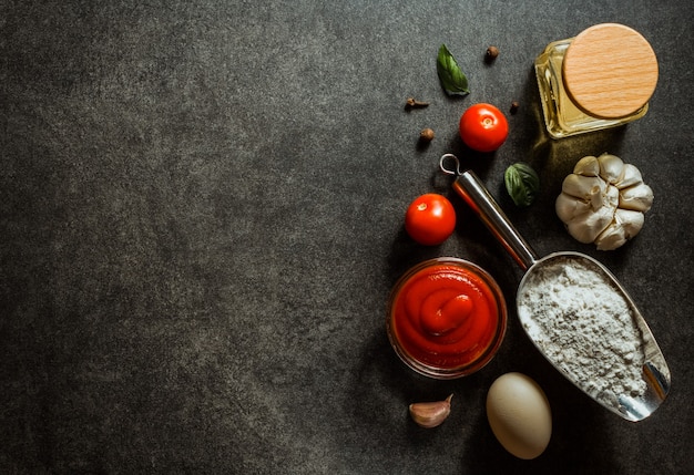 Épices et herbes alimentaires à table