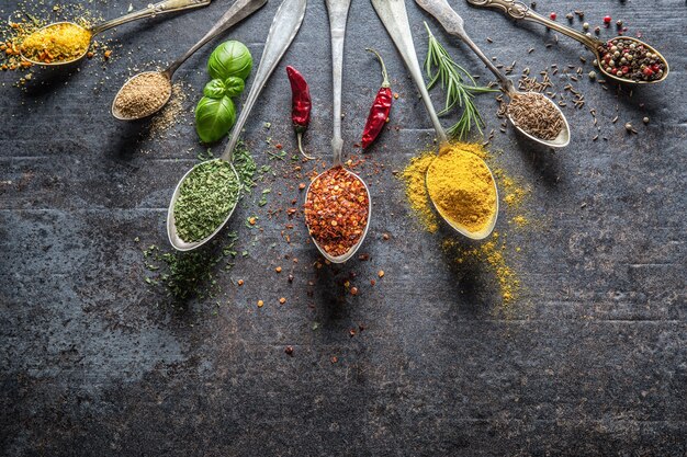 Épices et herbes pour cuisiner sur fond sombre - Vue de dessus.