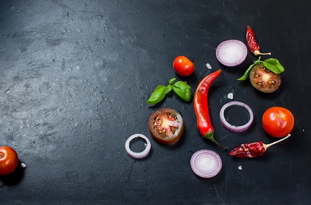 Épices et herbes pour la cuisson du dîner - tomates en dés, oignons, sel, poivre, ail.