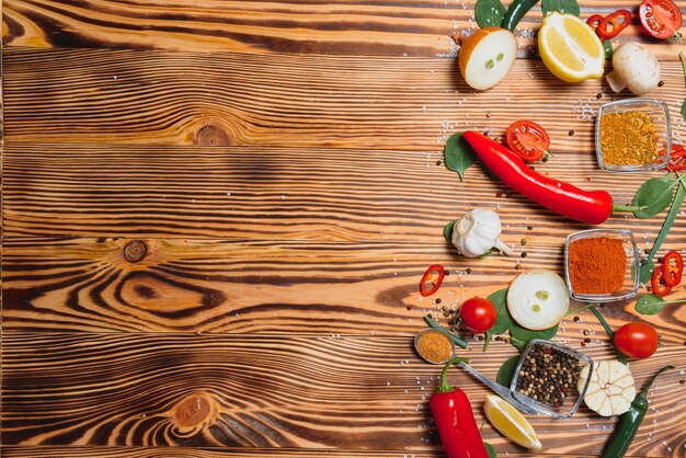 Épices et herbes sur une surface en bois saine ou concept de cuisine.