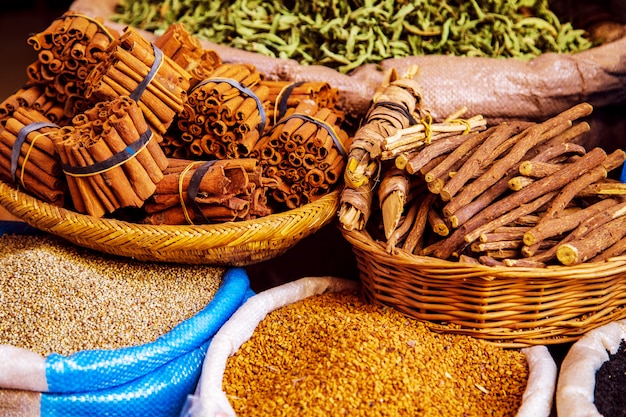 Épices et herbes traditionnelles sur un marché au Maroc.