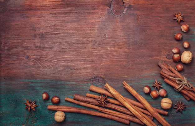 Épices d'hiver et ingrédients pour cuisiner le repas de Noël.