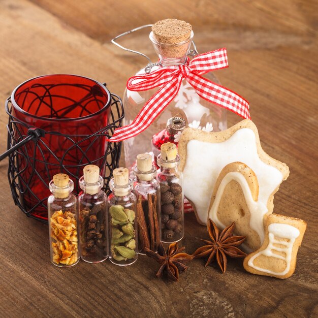 Épices de Noël pour le vin chaud ou les biscuits au gingembre dans de petites bouteilles décoratives