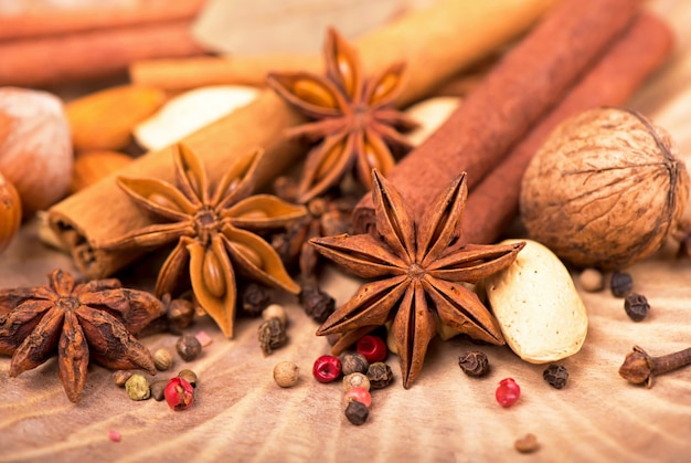 Épices de Noël traditionnelles - Anis étoilé à la cannelle et aux clous de girofle sur fond de bois rustique foncé