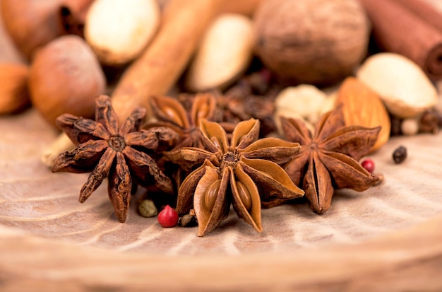 Épices de Noël traditionnelles - Anis étoilé à la cannelle et aux clous de girofle sur fond de bois rustique foncé