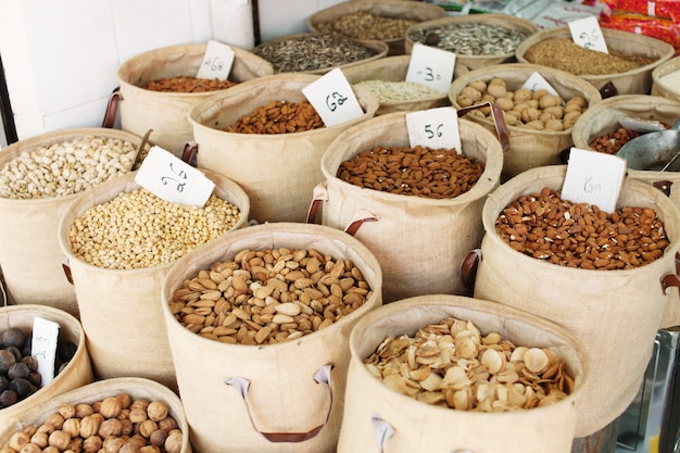 Épices, noix et légumes au marché libre à Tel Aviv, Israël