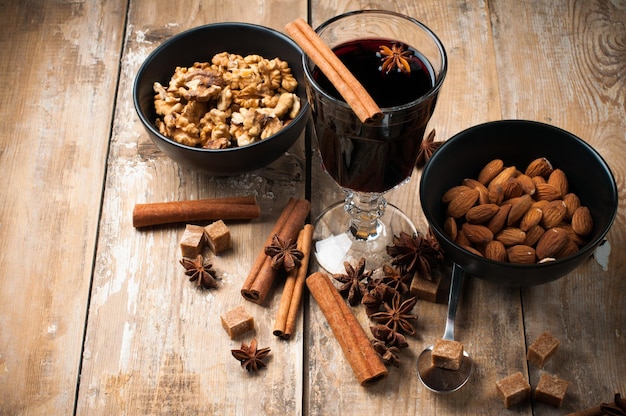 Épices et noix pour vin chaud