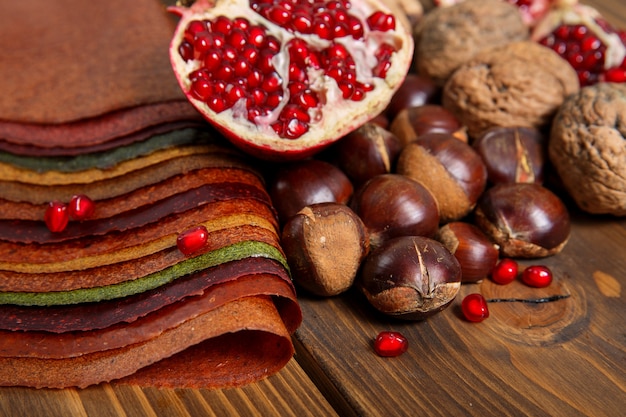 Épices en poudre, fruits, noix sur une table en bois