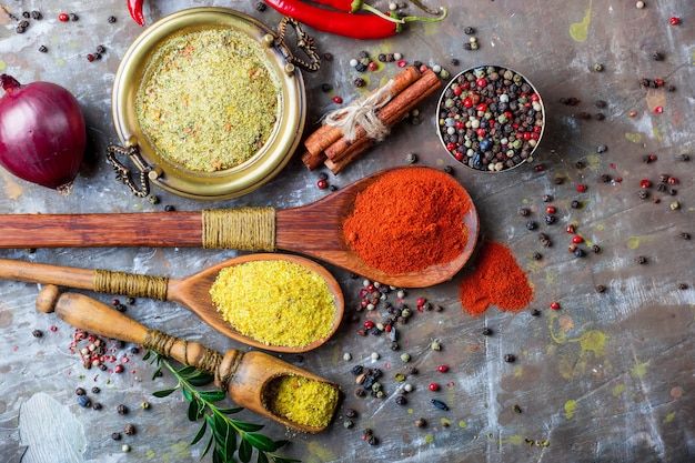 Épices pour cuisiner, sur une surface ancienne