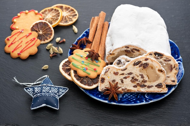 Épices Stollen de Noël et biscuits de pain d'épice horizontal