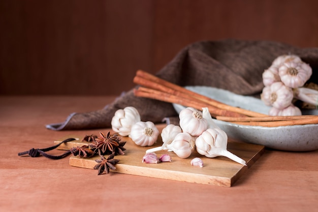 Épices sur une table en bois dans la cuisine