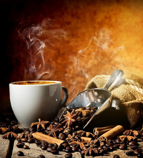 Épices avec une tasse de café sur une table en bois