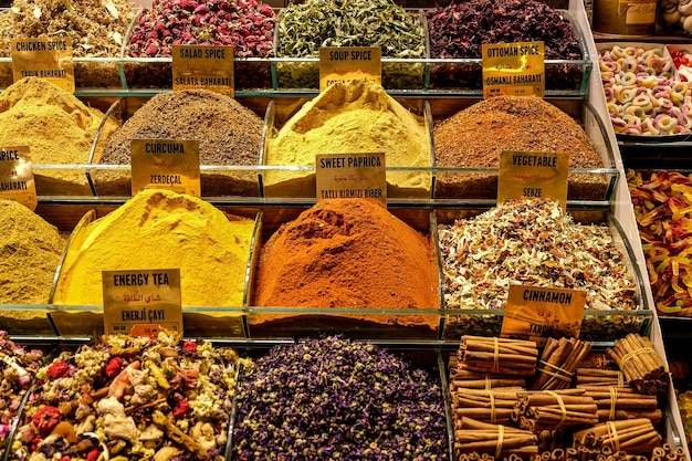 Épices turques savoureuses colorées au marché aux épices d'Istanbul